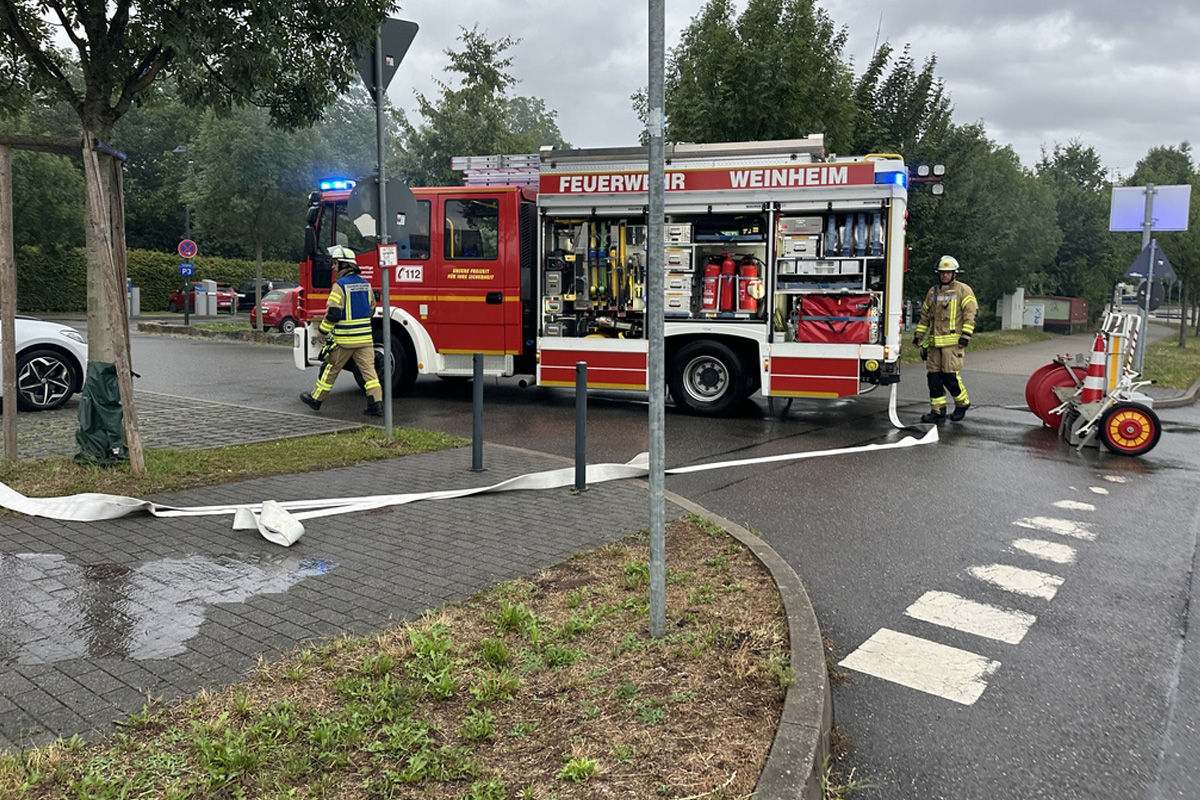 Weinheim BW – Brand von Straßenlaterne greift auf Pkw über