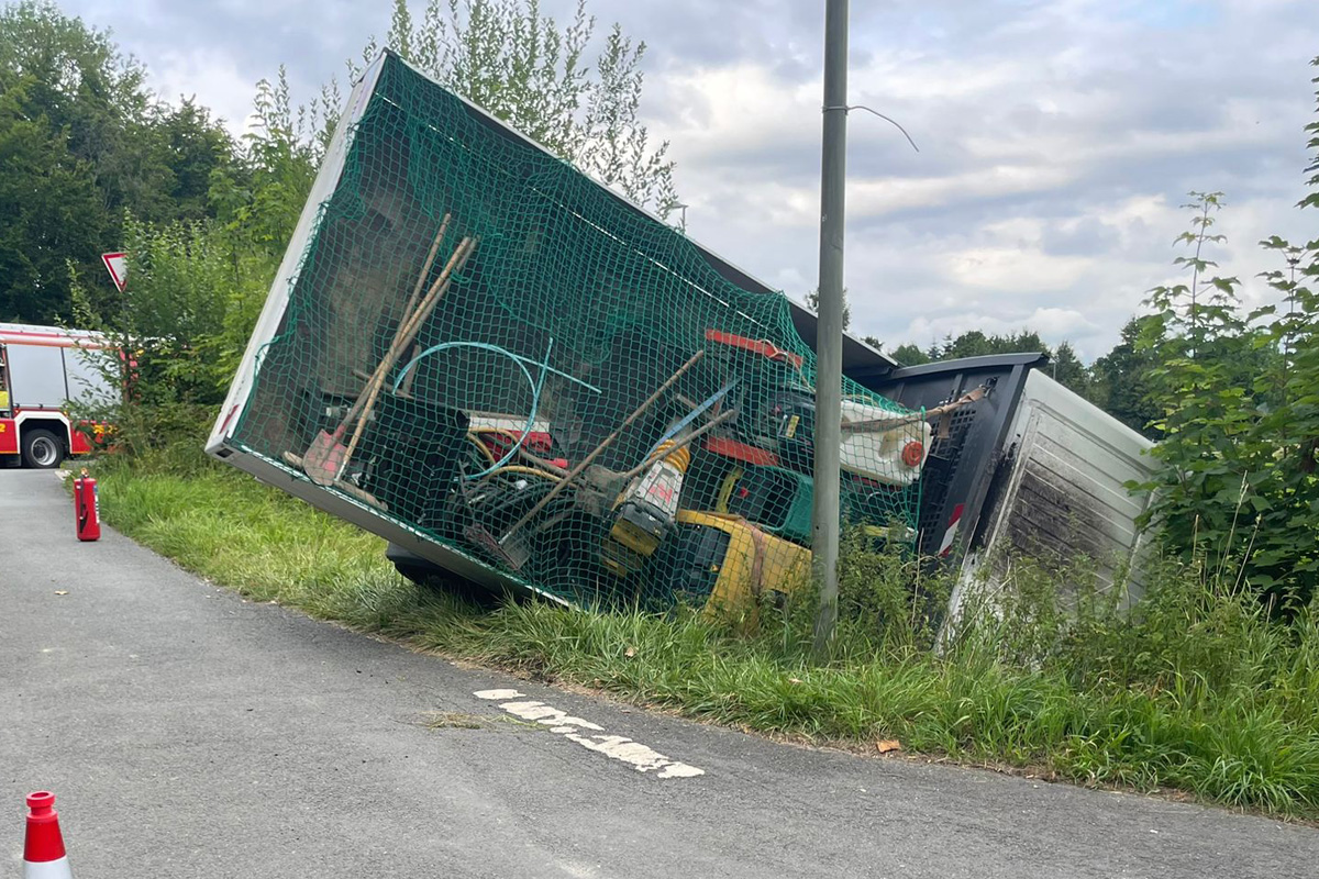 Wetter NW – Transporter kippt bei Unfall auf die Seite