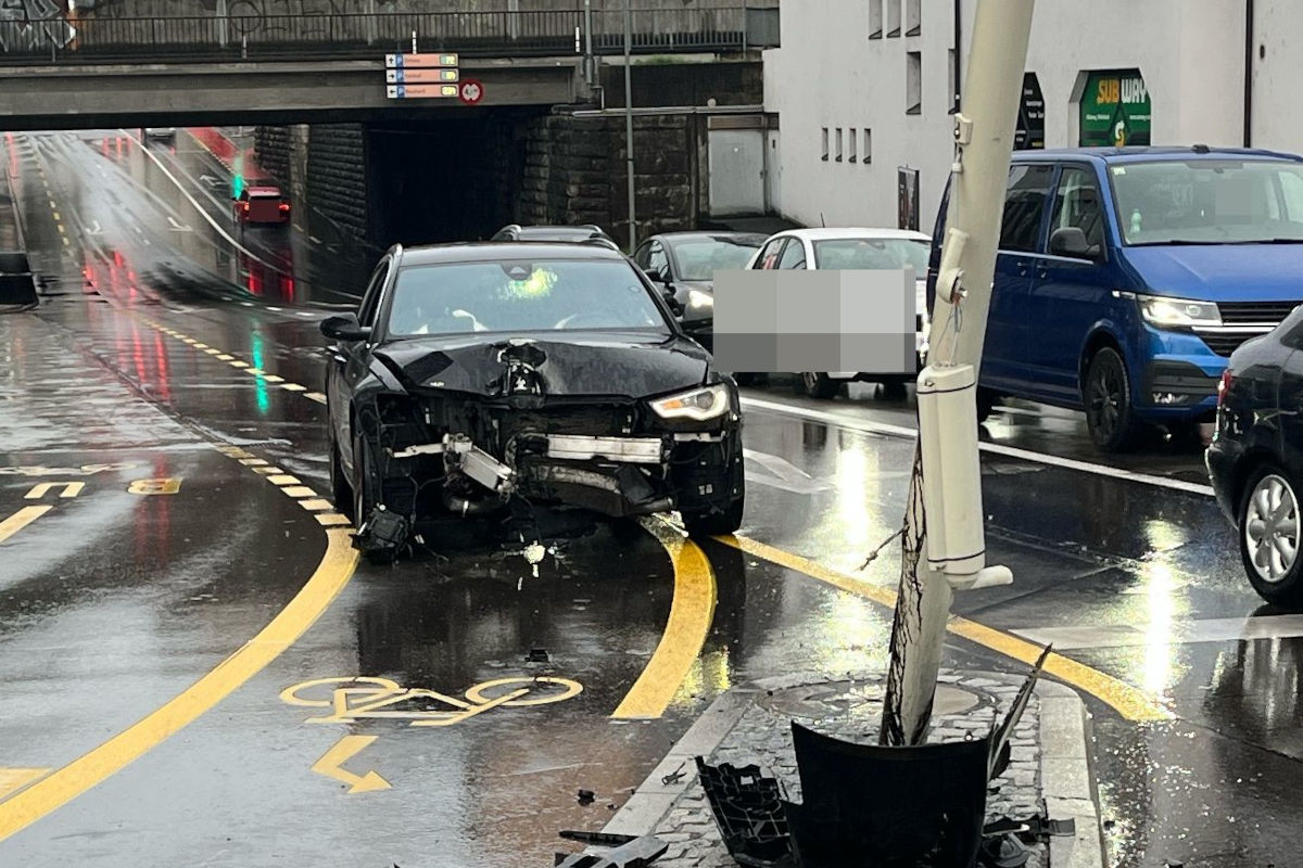 Unfall in Olten SO – Lenker rammt Lichtsignalanlage
