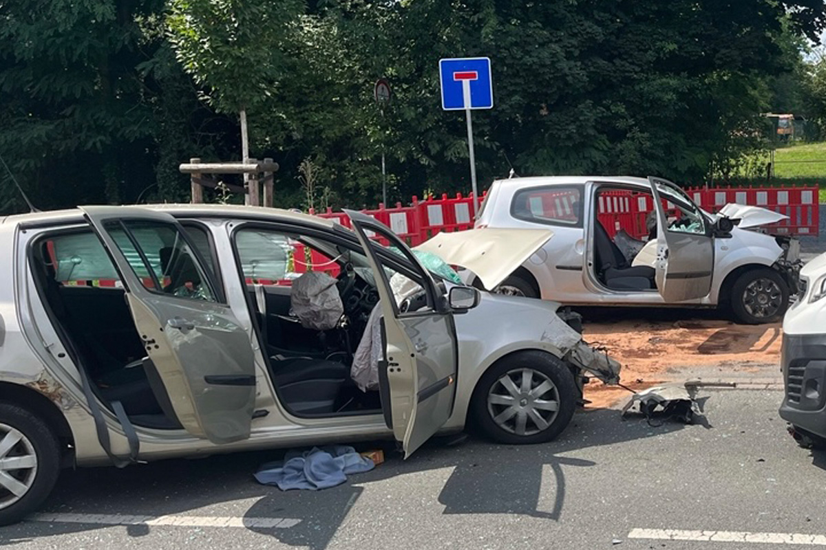 Duisburg NW – Zwei Schwerverletzte bei Unfall mit drei Fahrzeugen