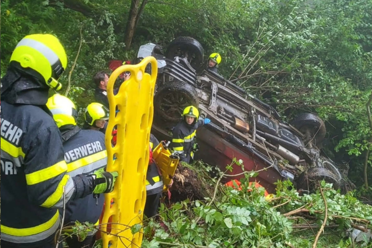 Unfall in Pöls ST – Pick-up stürzt 200 Meter in die Tiefe