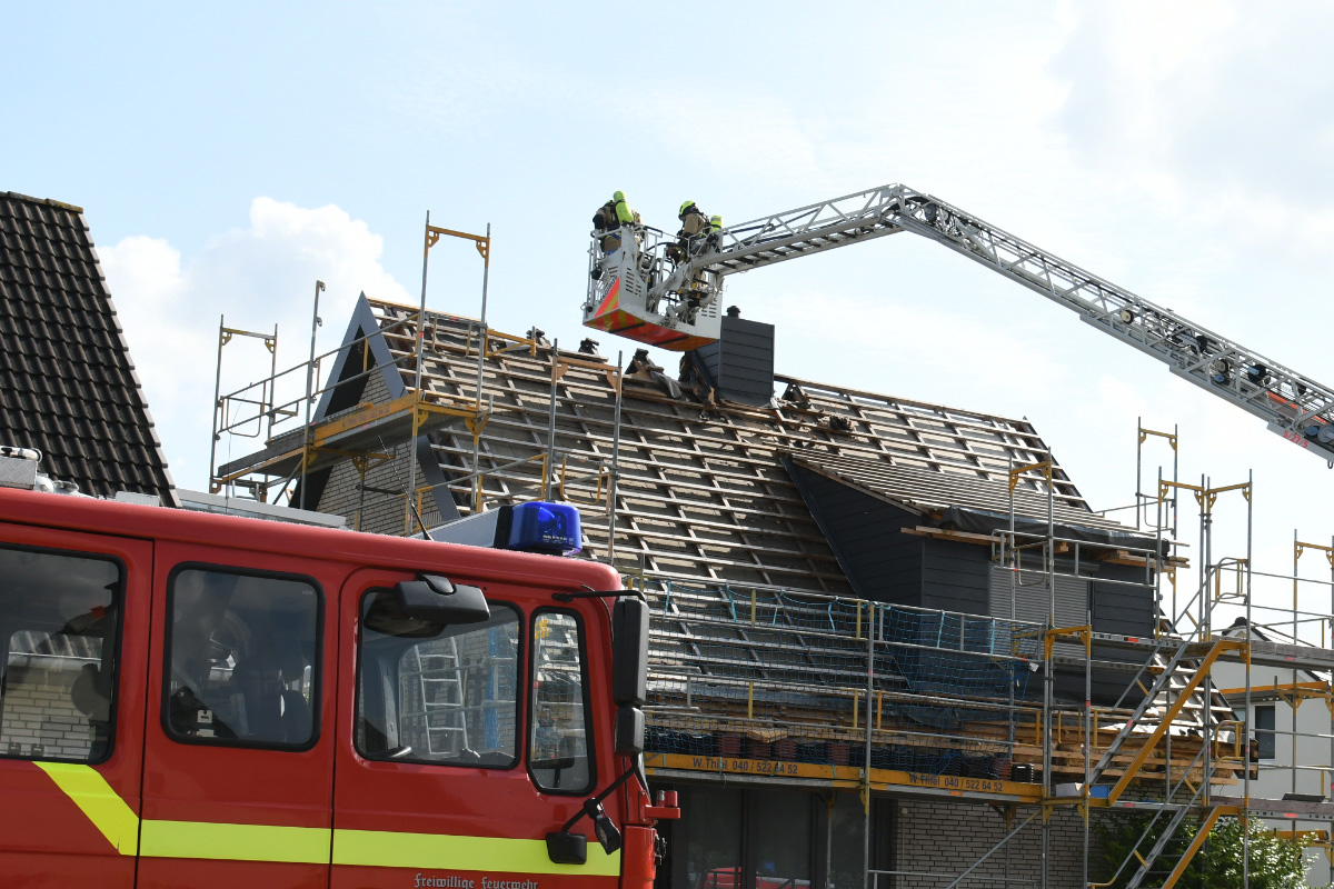 Hasloh SH – Dachstuhlbrand in Einfamilienhaus erdordert Großeinsatz