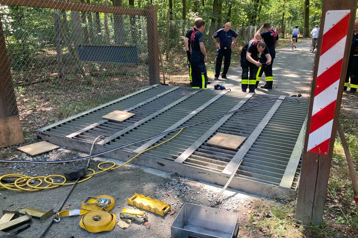 Frankfurt am Main HE – Feuerwehr rettet Bussard aus Bodenschacht