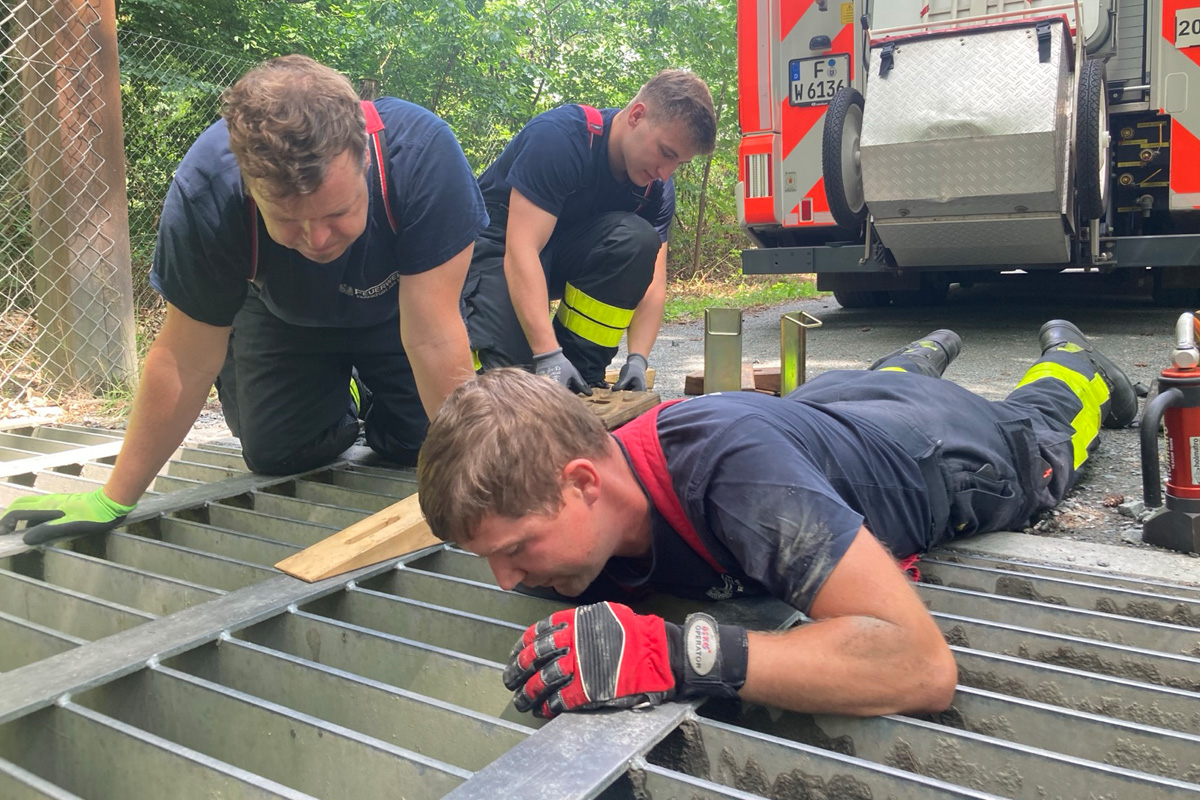 Frankfurt am Main HE – Feuerwehr rettet Bussard aus Bodenschacht