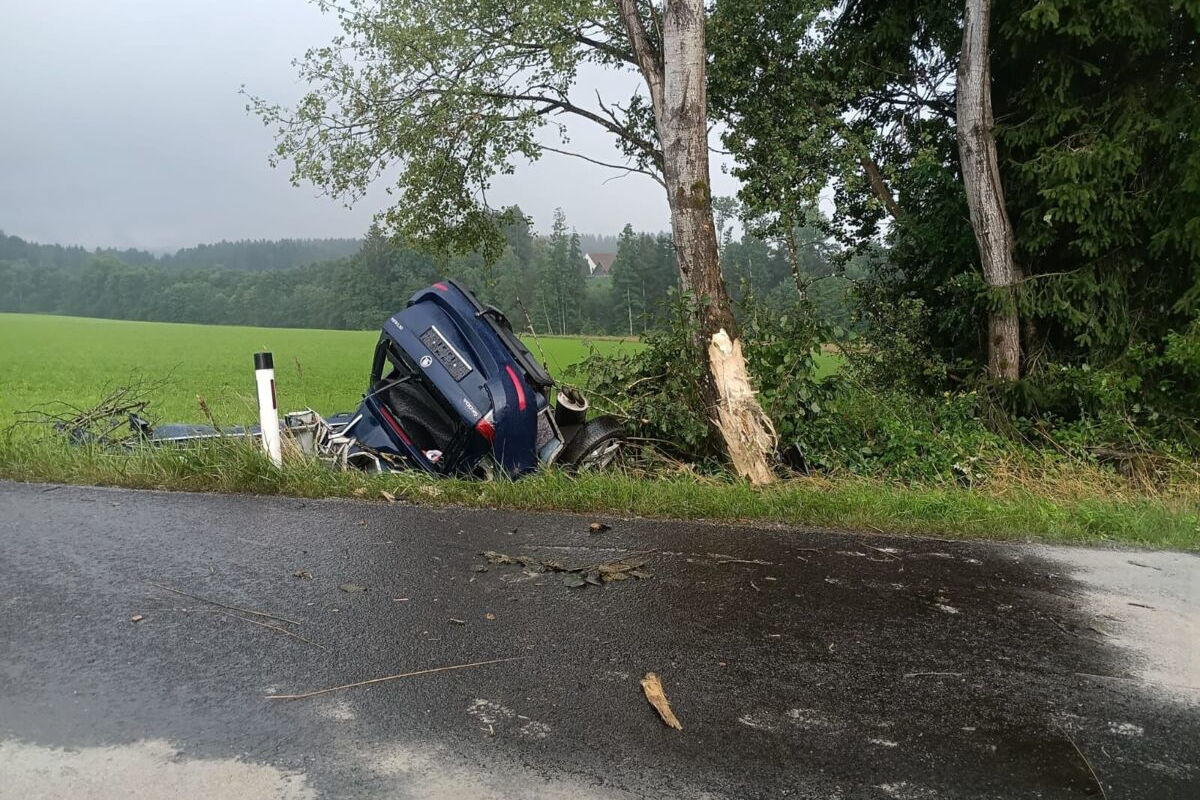 Unfall in Esternberg OÖ – Auto zerteilt bei Aufprall