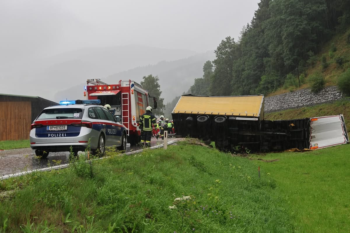 Unfall in Reichenfels ST – Lkw kippt auf Seite