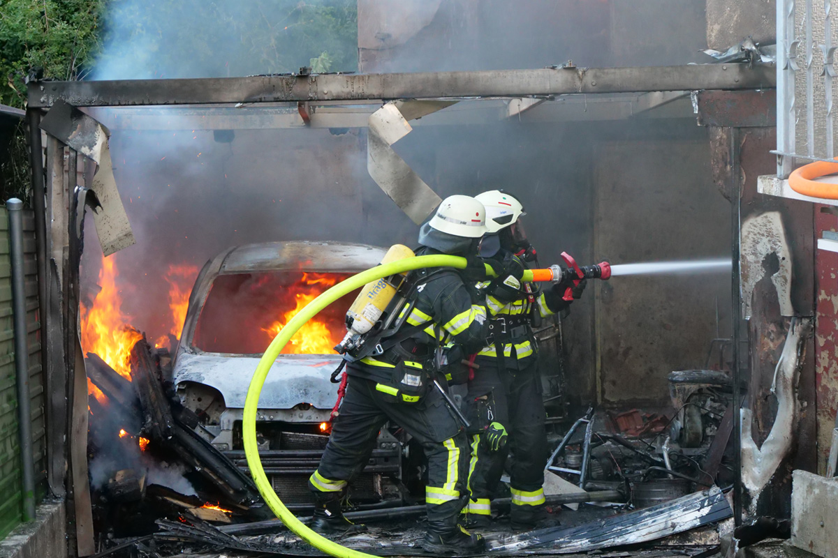 Schiffweiler SL – Brand von Carport greift auf Wohnhaus über