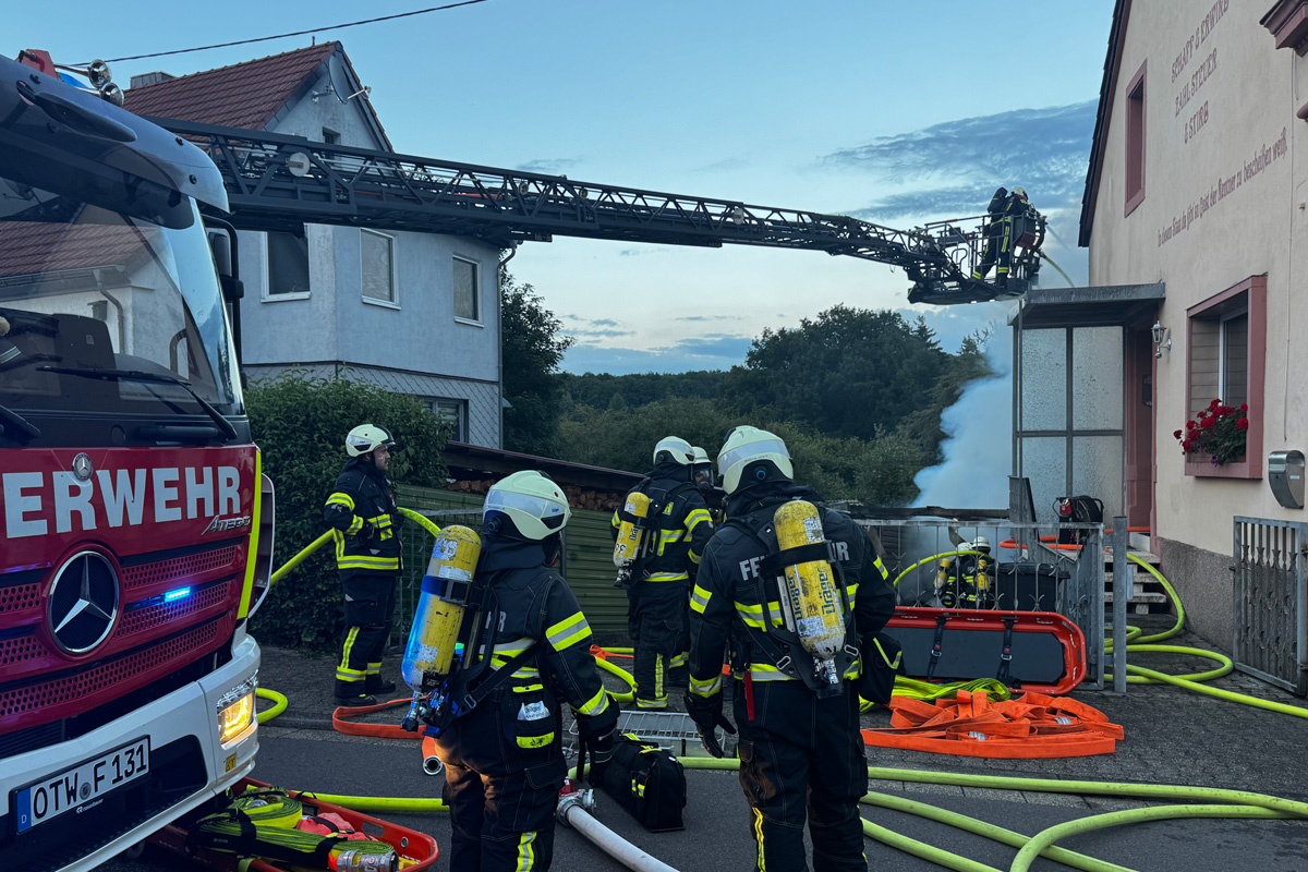 Schiffweiler SL – Brand von Carport greift auf Wohnhaus über