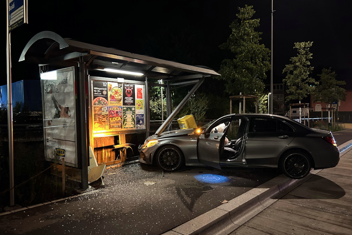 Unfall in Rieden AG – Junglenker kracht mit Mercedes in Bushaltestelle