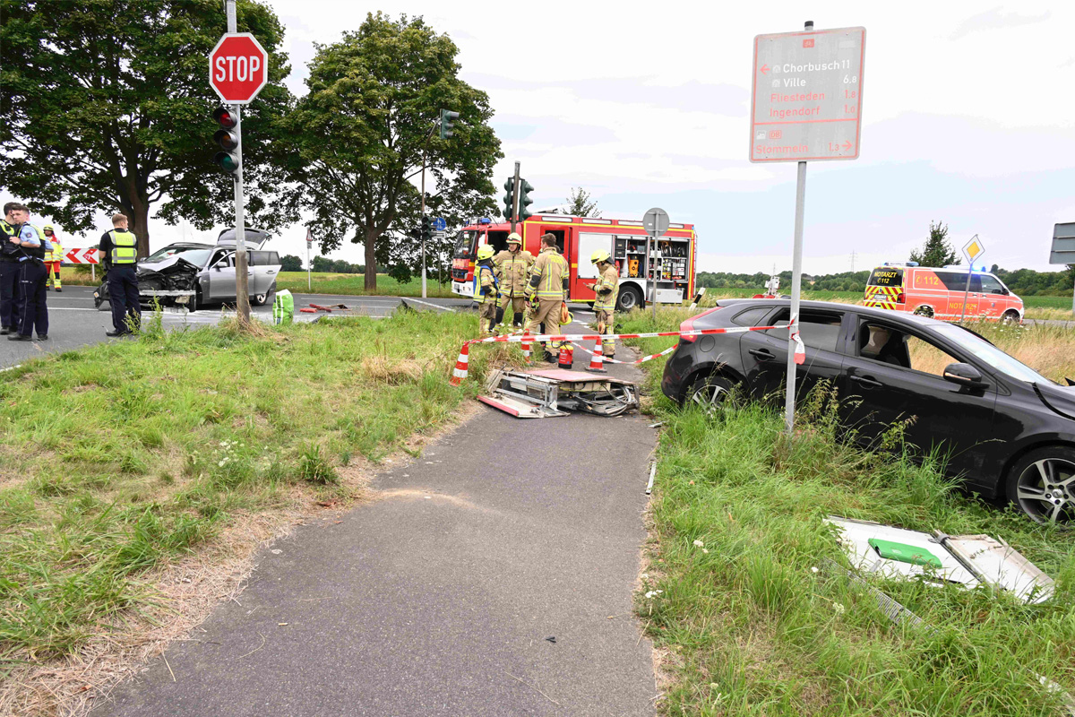 Pulheim NW – Drei Verletzte bei Unfall auf Kreuzung