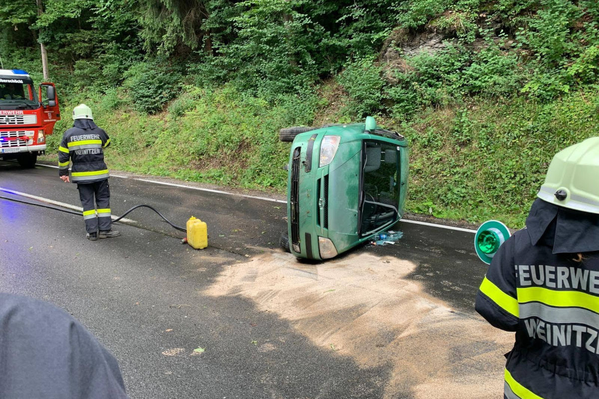 Unfall in Weinitzen ST – Pkw überschlägt sich