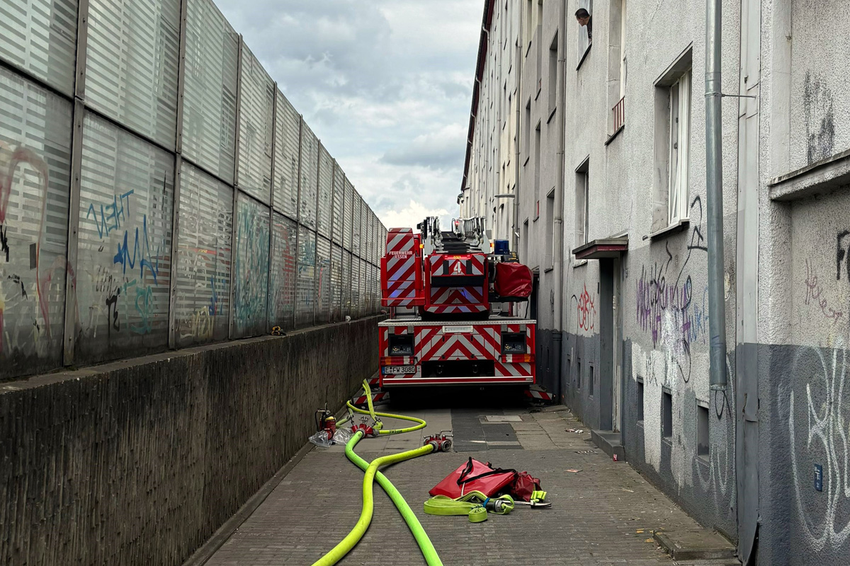 Essen NW – Aufwändige Rettung von Personen bei Brand von Mehrfamilienhaus 