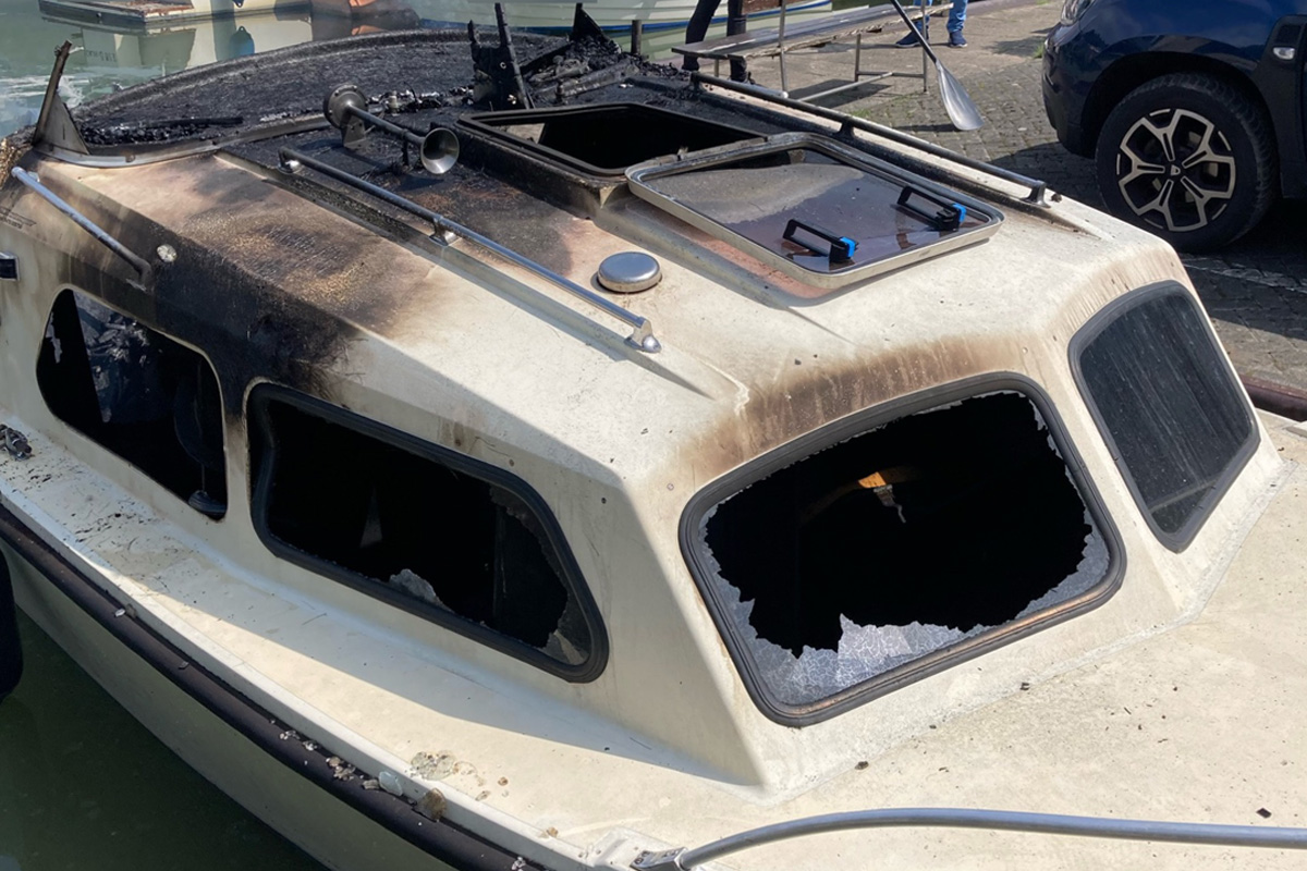 Duisburg NW – Sportboot in Brand geraten