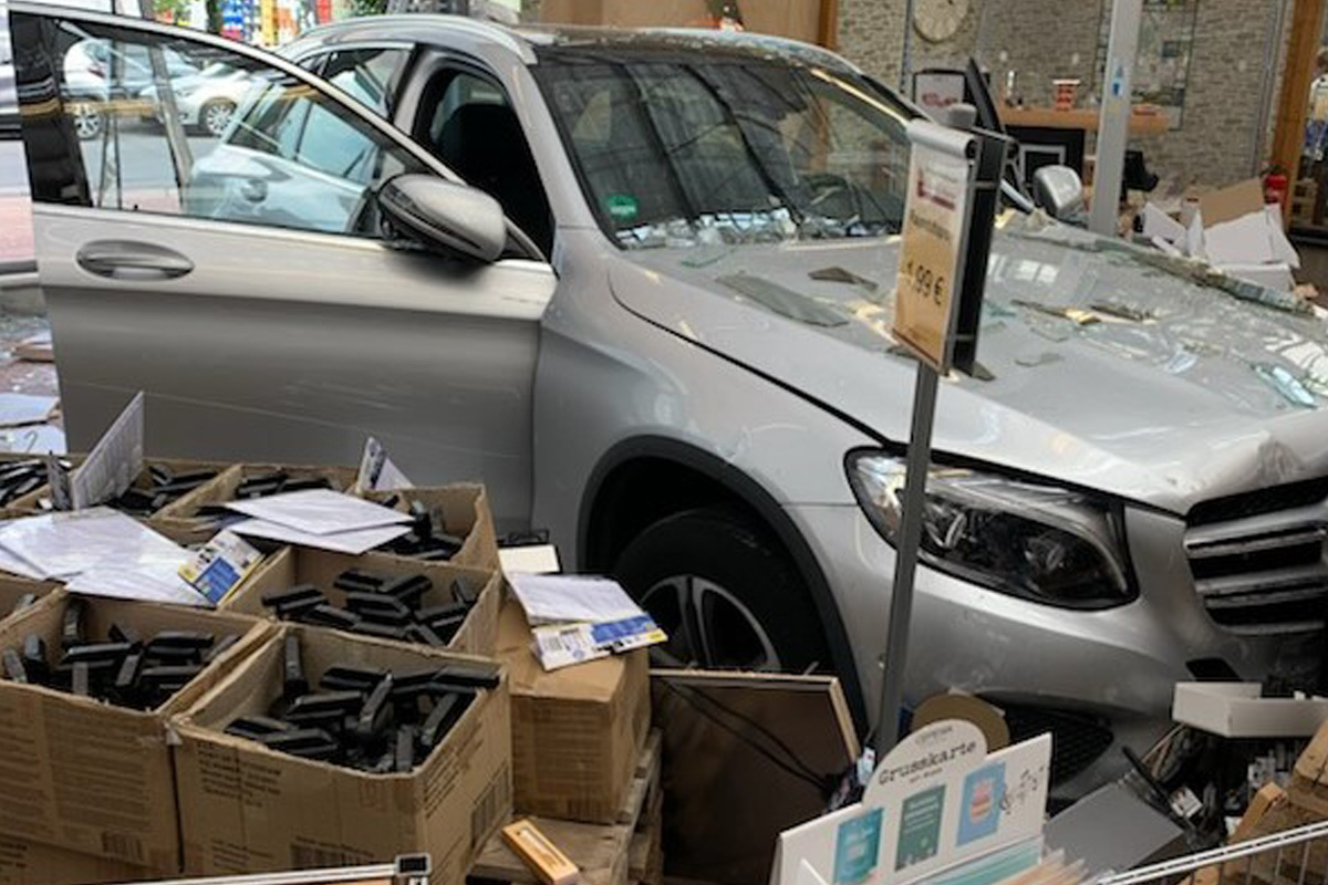 Unfall in Ratingen NW – Auto fährt in Geschäft