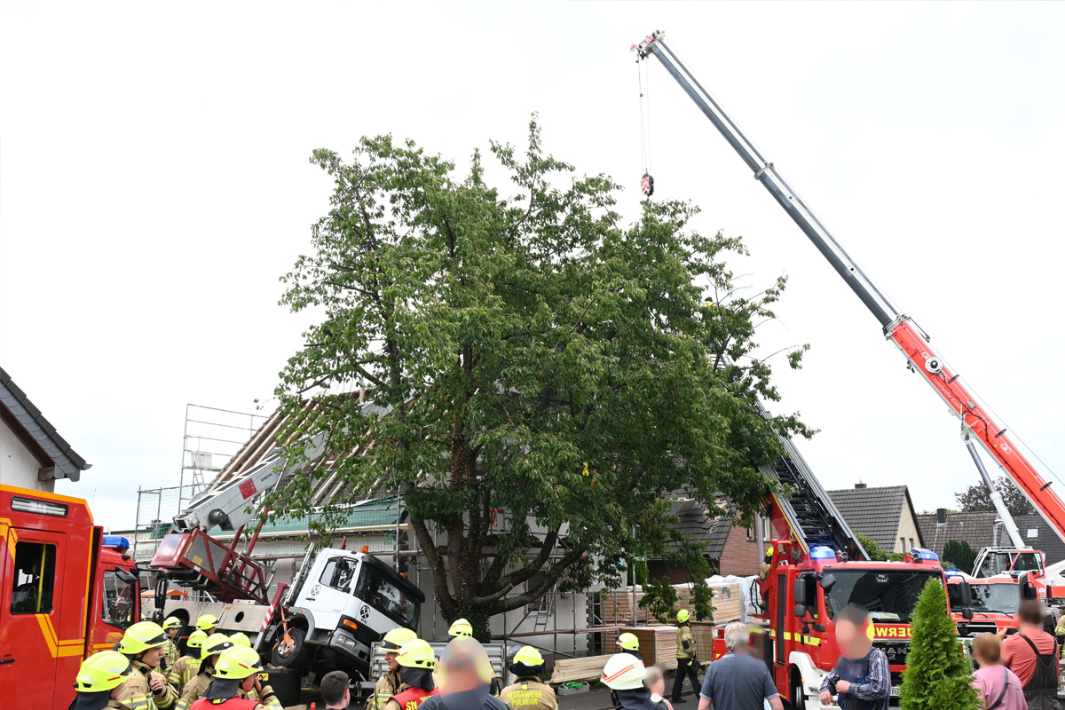 Pulheim NW – Baukran stürzt auf Haus
