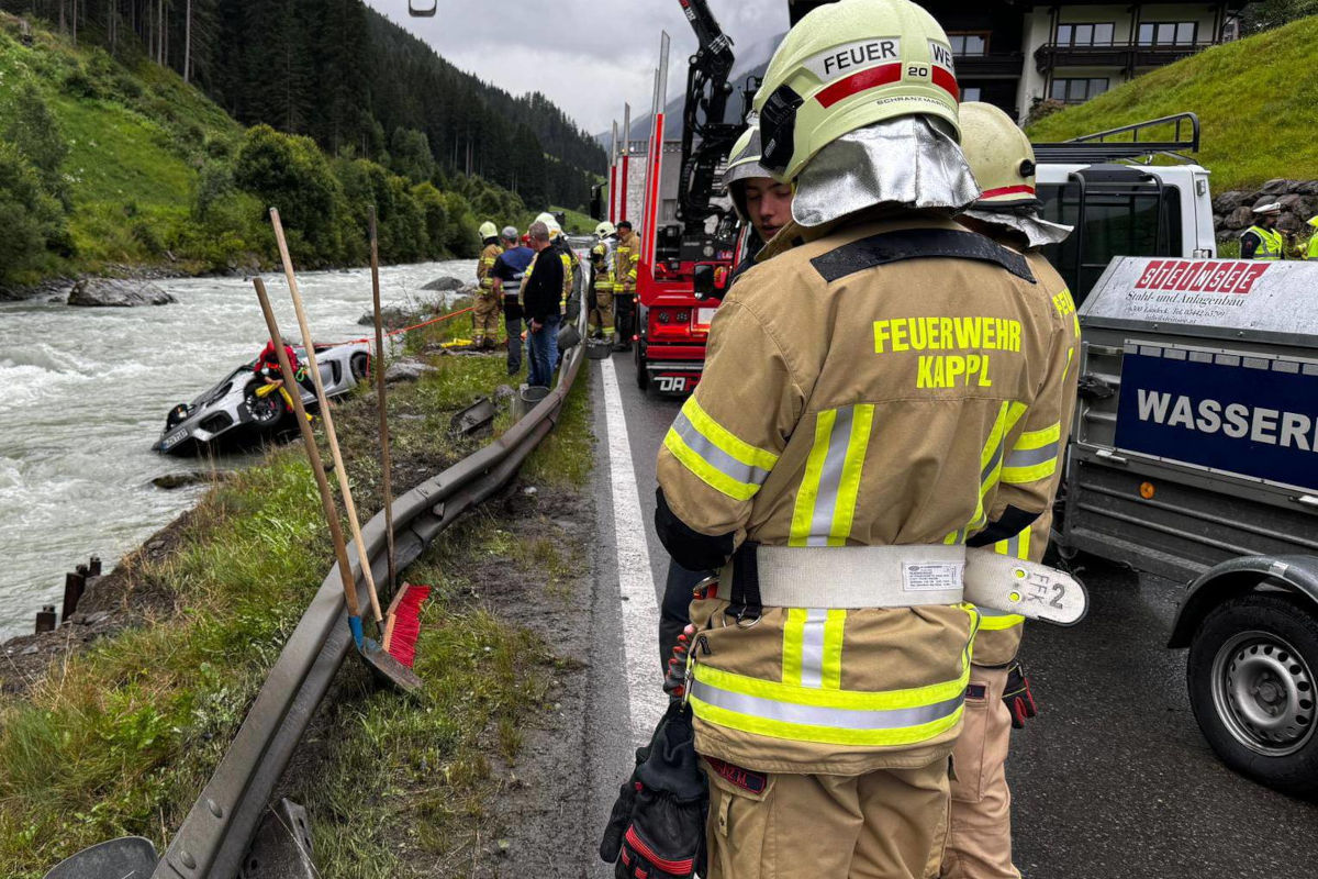 Unfall in Kappl T – Porsche landet im Bach