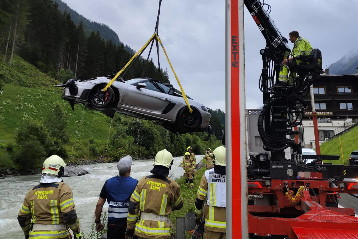 Unfall in Kappl T – Porsche landet im Bach
