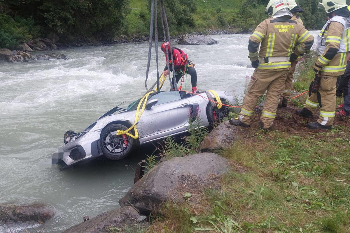 Unfall in Kappl T – Porsche landet im Bach
