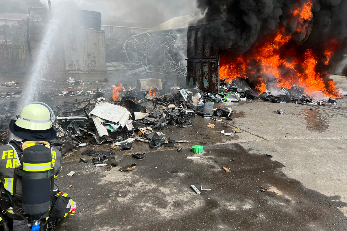 Arnsberg NW – Ein Verletzter bei Brand in Recyclingbetrieb