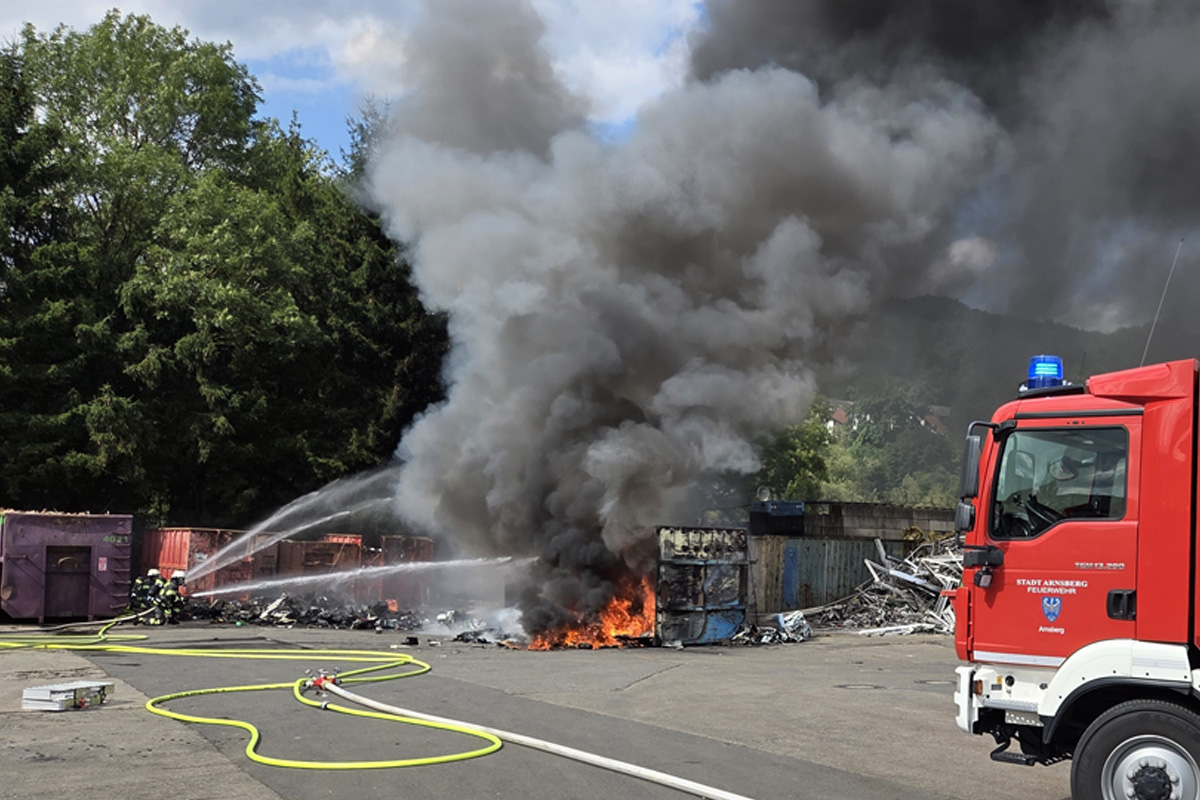 Arnsberg NW – Ein Verletzter bei Brand in Recyclingbetrieb