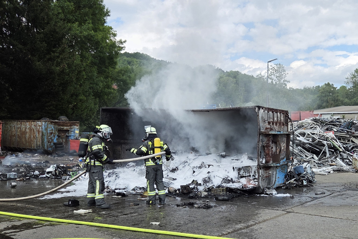 Arnsberg NW – Ein Verletzter bei Brand in Recyclingbetrieb
