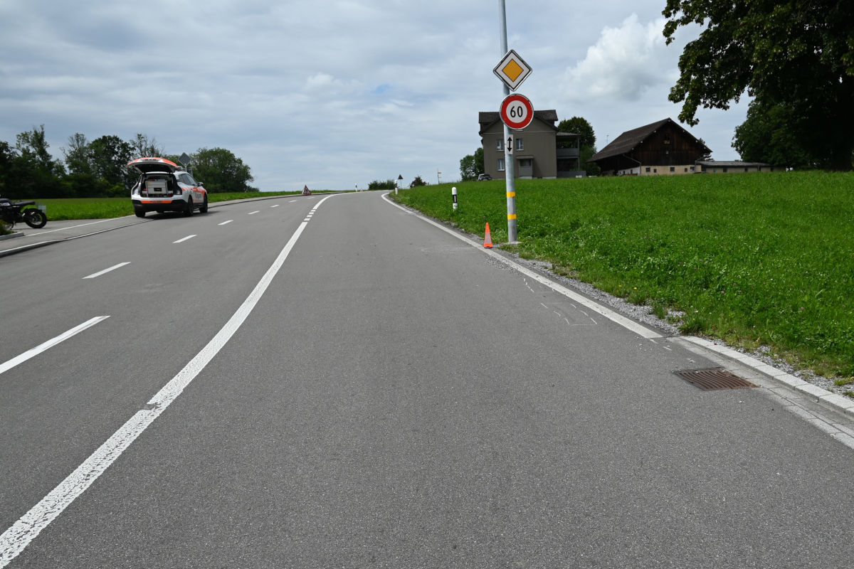 Unfall bei Zuzwil SG – Motorradlenker knallt gegen Kandelaber