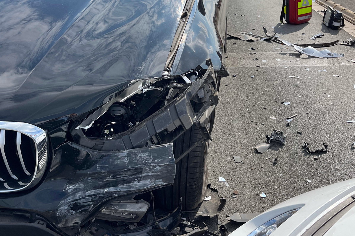 Duisburg NW – Frau bei Unfall von zwei Pkw schwer verletzt