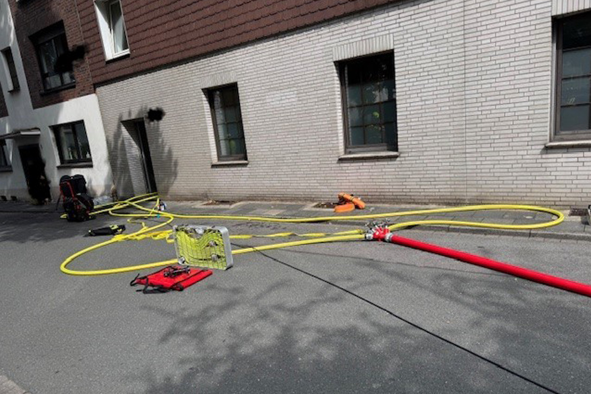 Oberhausen NW – Brand von Zimmer greift auf Fassade über