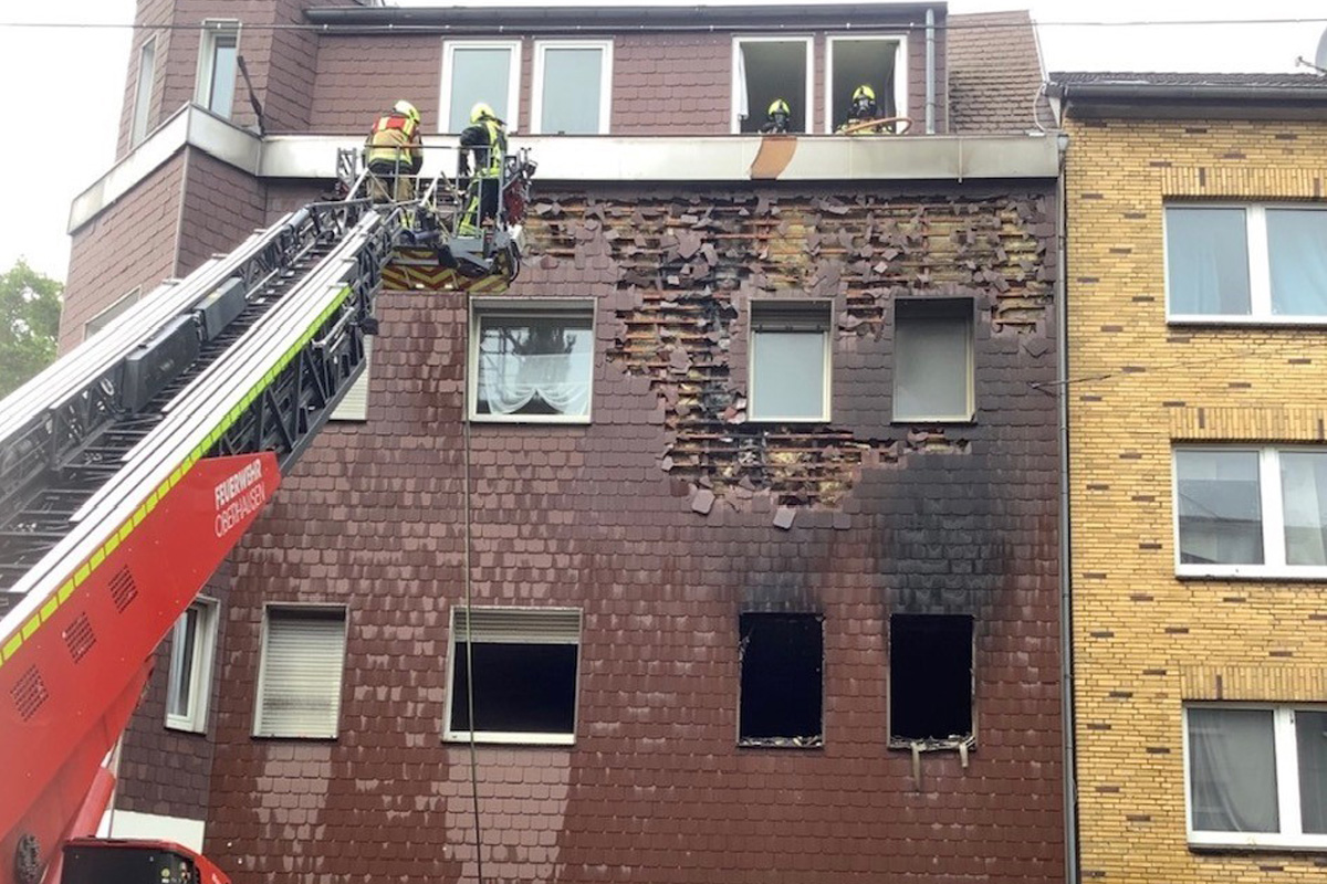 Oberhausen NW – Brand von Zimmer greift auf Fassade über