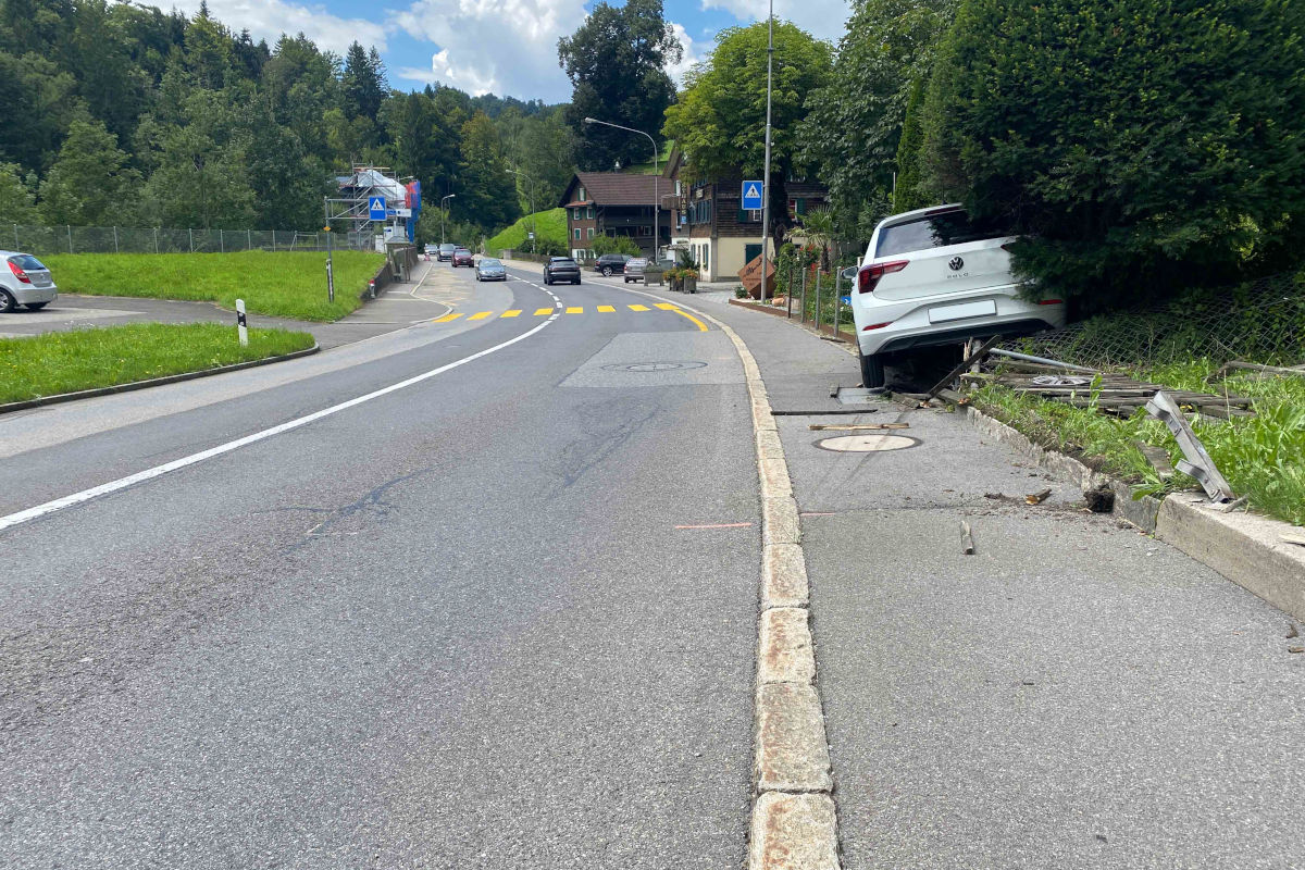 Unfall in Neuägeri ZG – Lenkerin prallt gegen Gartenzaun