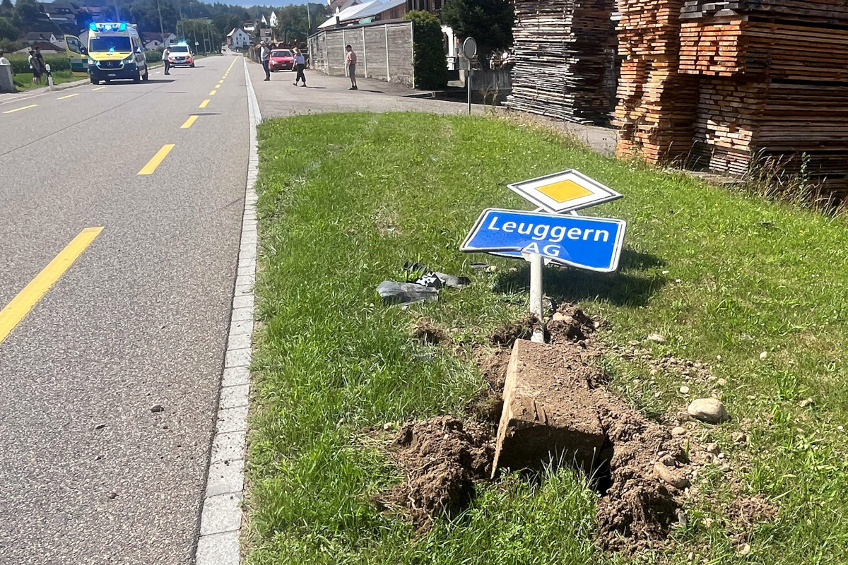 Leuggern AG – Frau schläft am Steuer ein und verunfallt