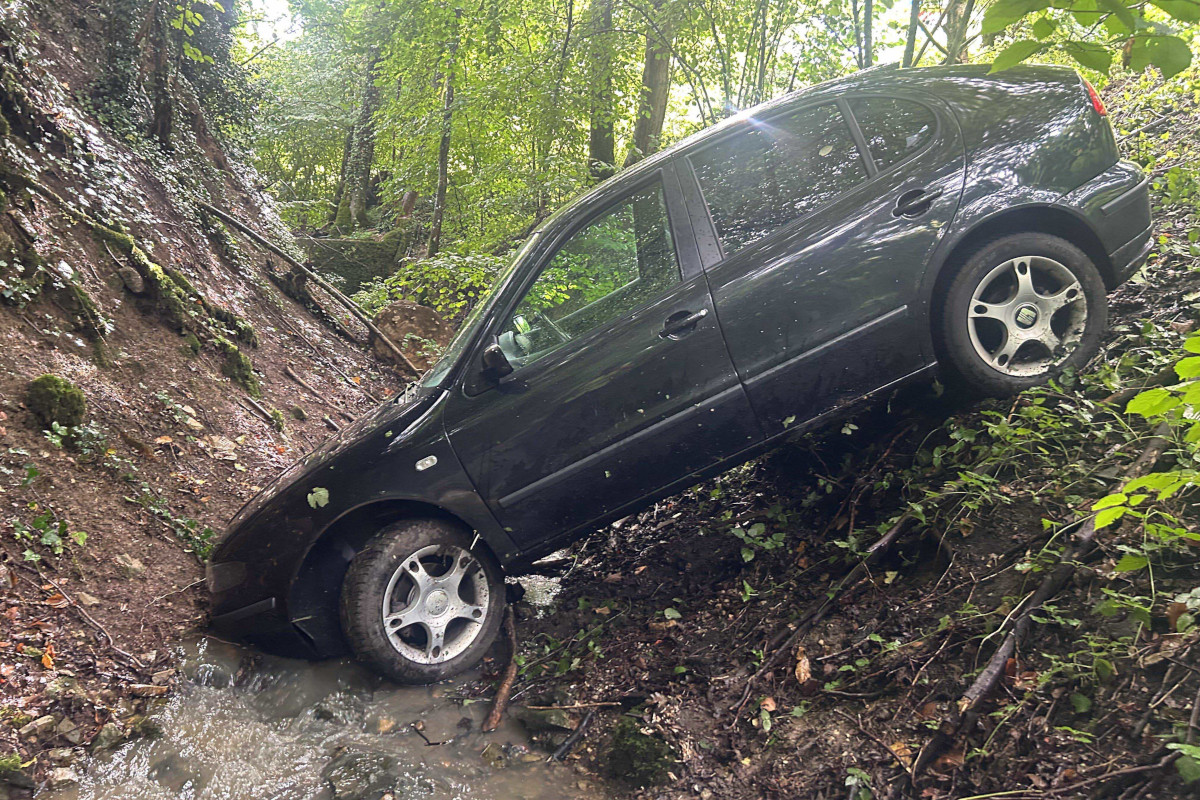 Unfall in Kaisten AG – Mit Auto in Bachbett gelandet