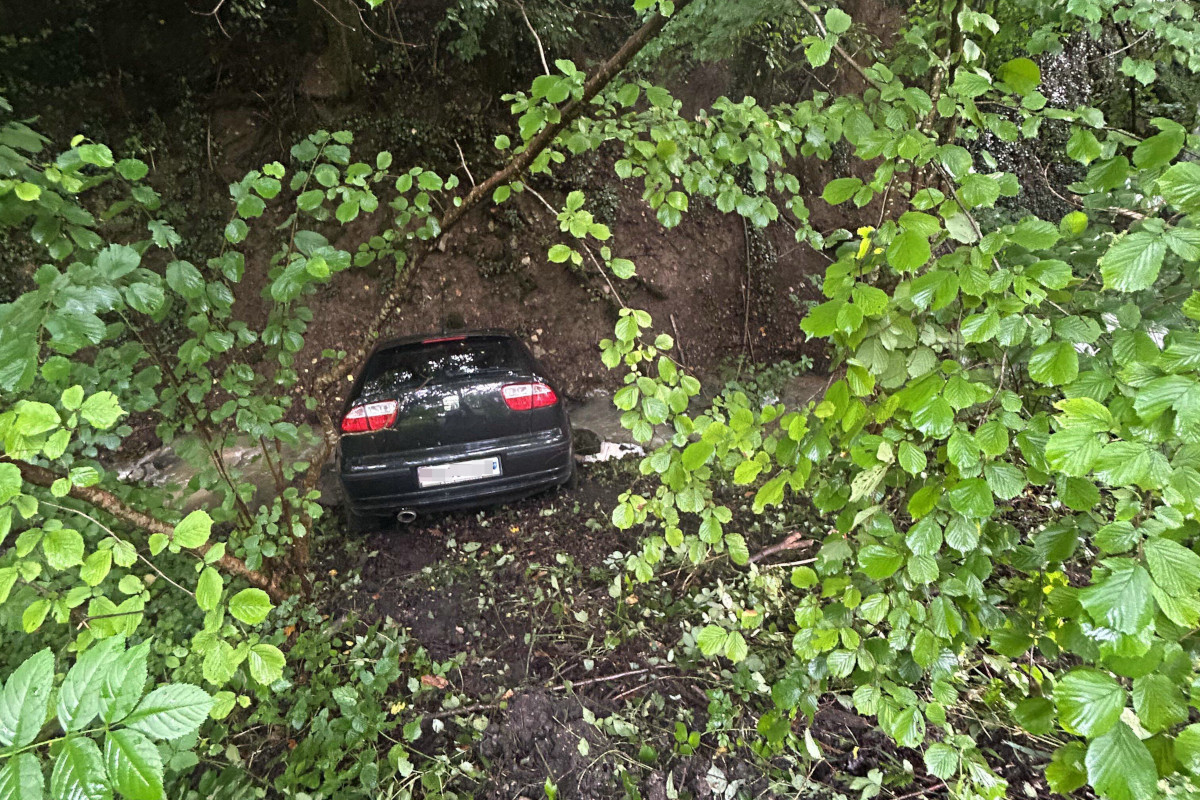 Unfall in Kaisten AG – Mit Auto in Bachbett gelandet