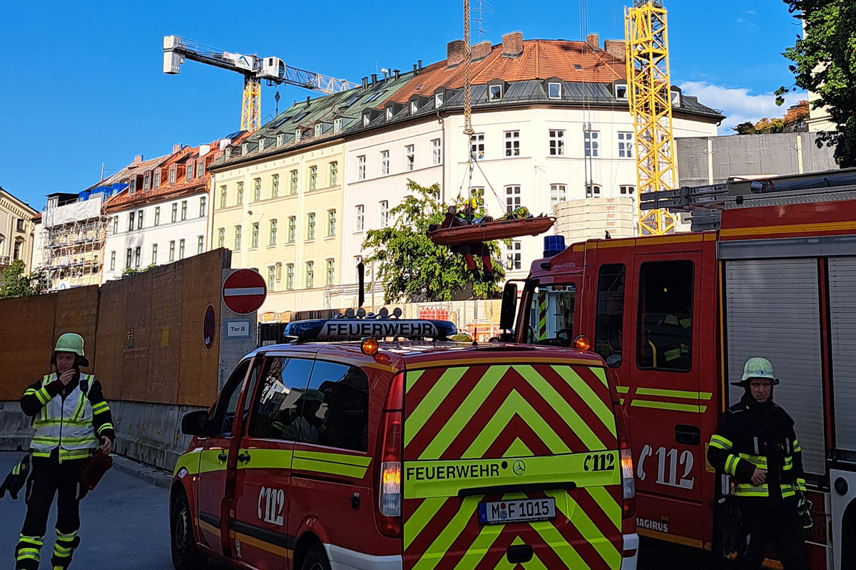 München BY – Bauarbeiter stürzt drei Meter tief in Schacht