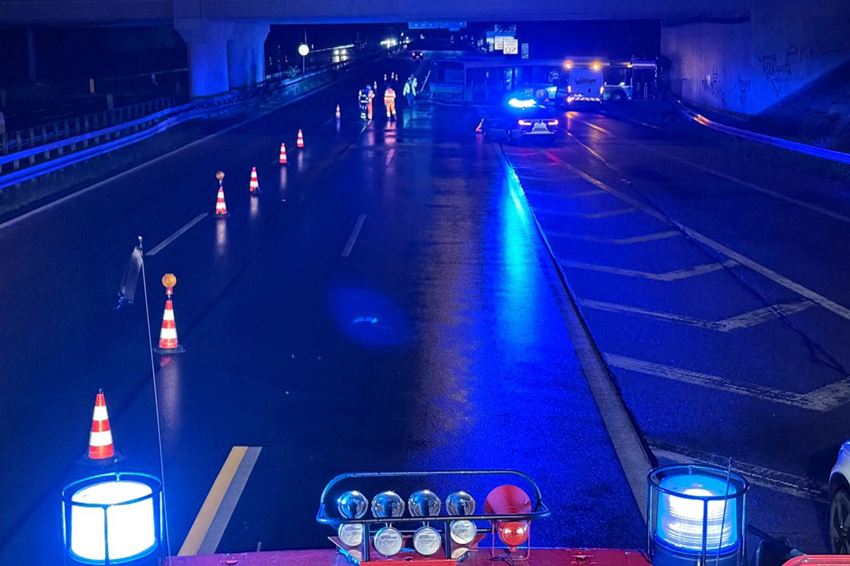 München BY – Fahrer bei Unfall mit Linienbus schwer verletzt