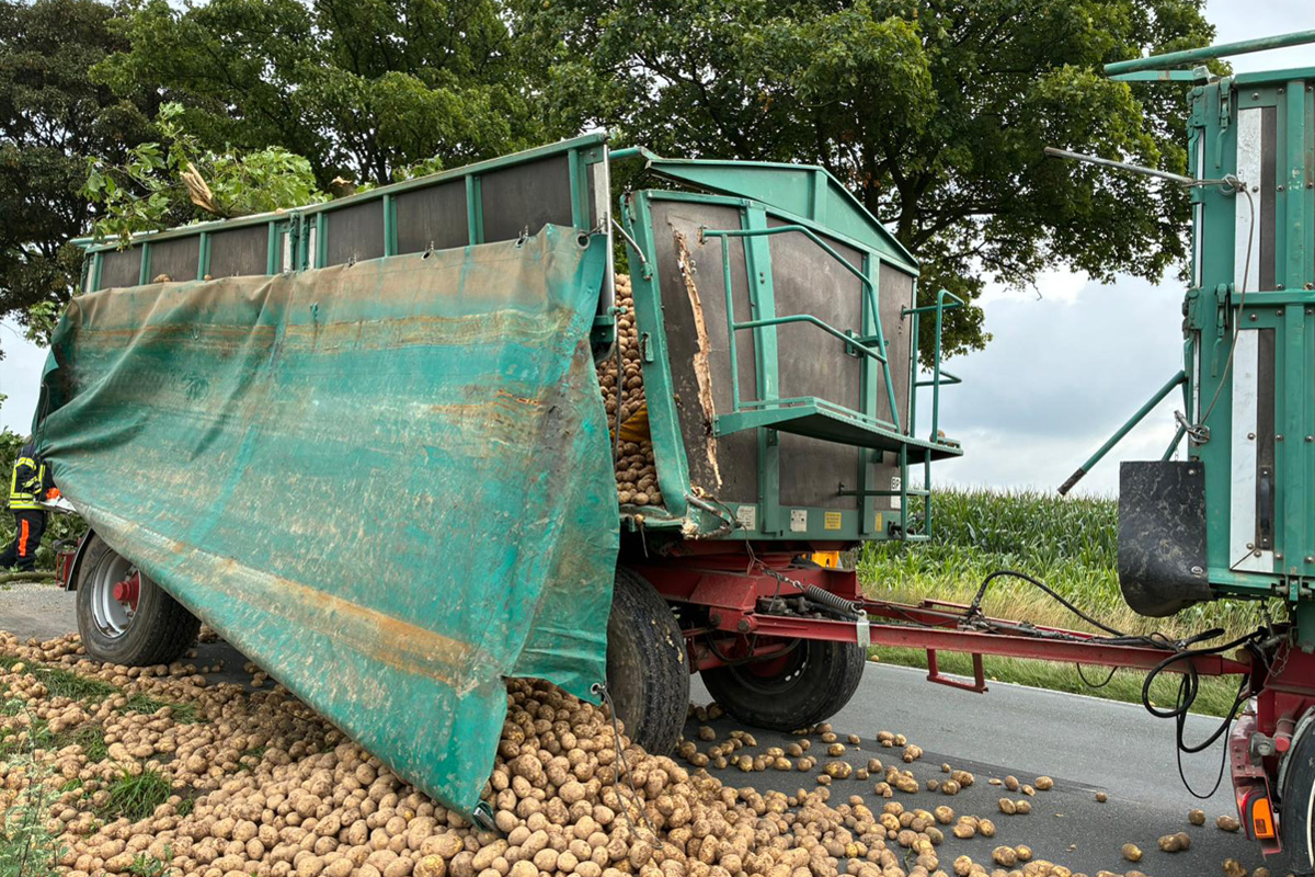 Bedburg-Hau NW – Traktorgespann prallt gegen Baum