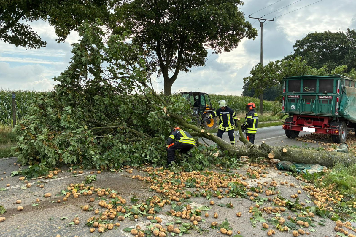 Bedburg-Hau NW – Traktorgespann prallt gegen Baum