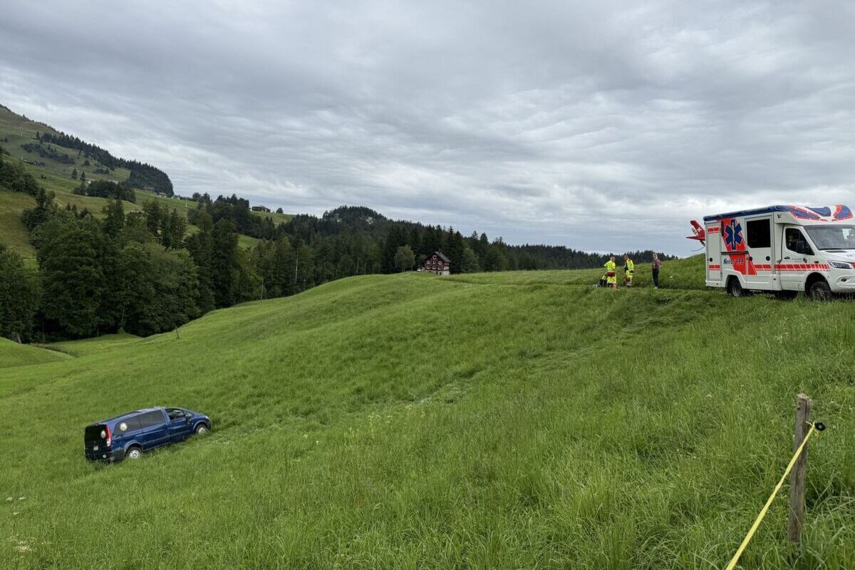Stoos SZ – Kleinbus stürzt bei Unfall Abhang hinunter – vier Verletzte