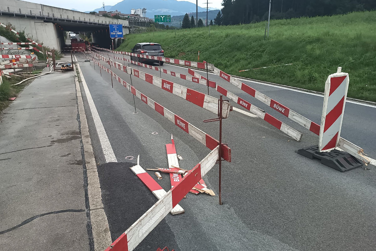 Unfall mit Fahrerflucht in Hünenberg ZG – Baumaschine beschädigt