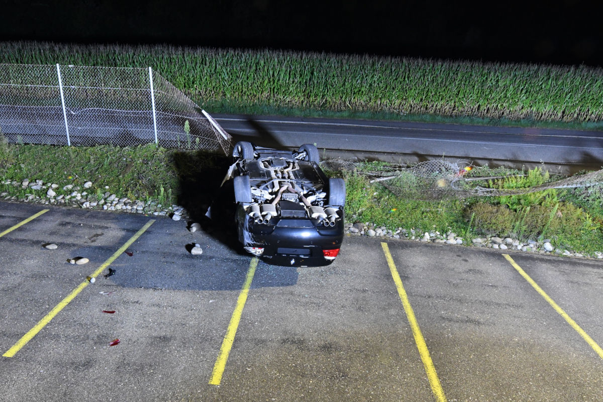 Unfall in Däniken SO – Auto überschlägt sich nach Kollision mit Zaun