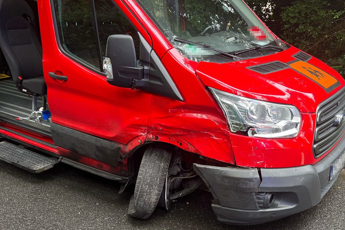 Rösrath NW – Eine Verletzte nach Unfall von Transporter mit Taxi