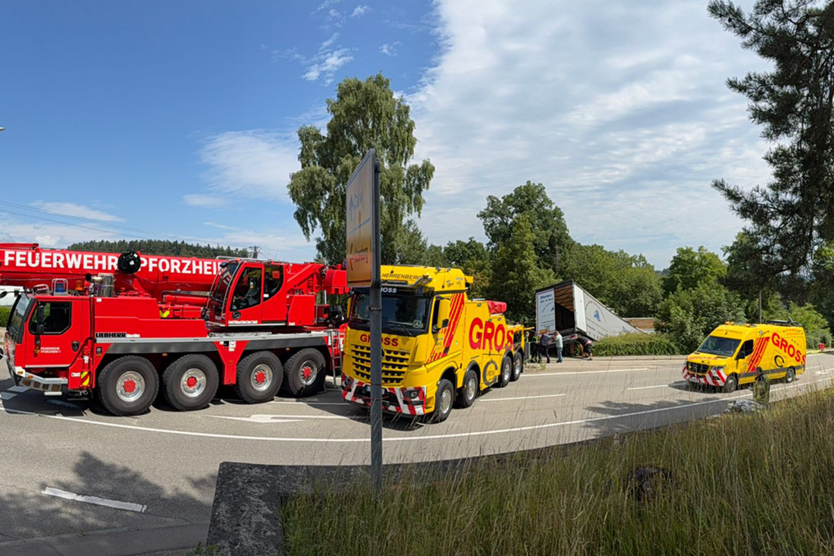 Calw BW – Lkw stürzt Böschung hinunter