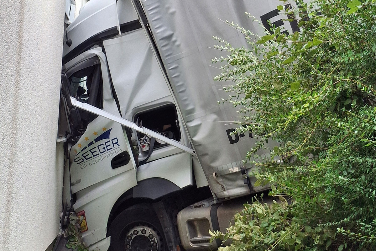 Calw BW – Lkw stürzt Böschung hinunter