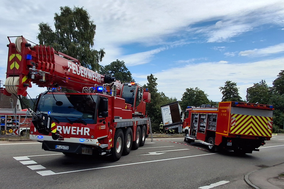 Calw BW – Lkw stürzt Böschung hinunter