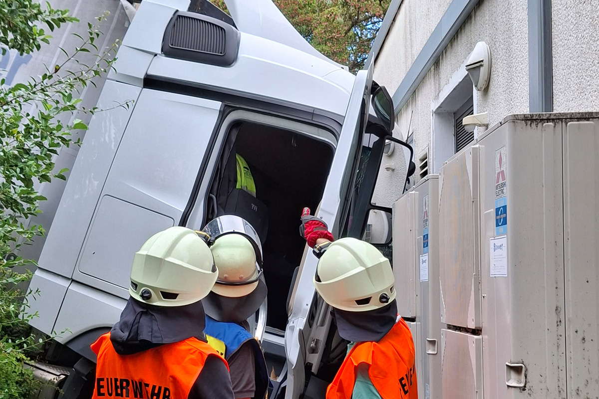 Calw BW – Lkw stürzt Böschung hinunter