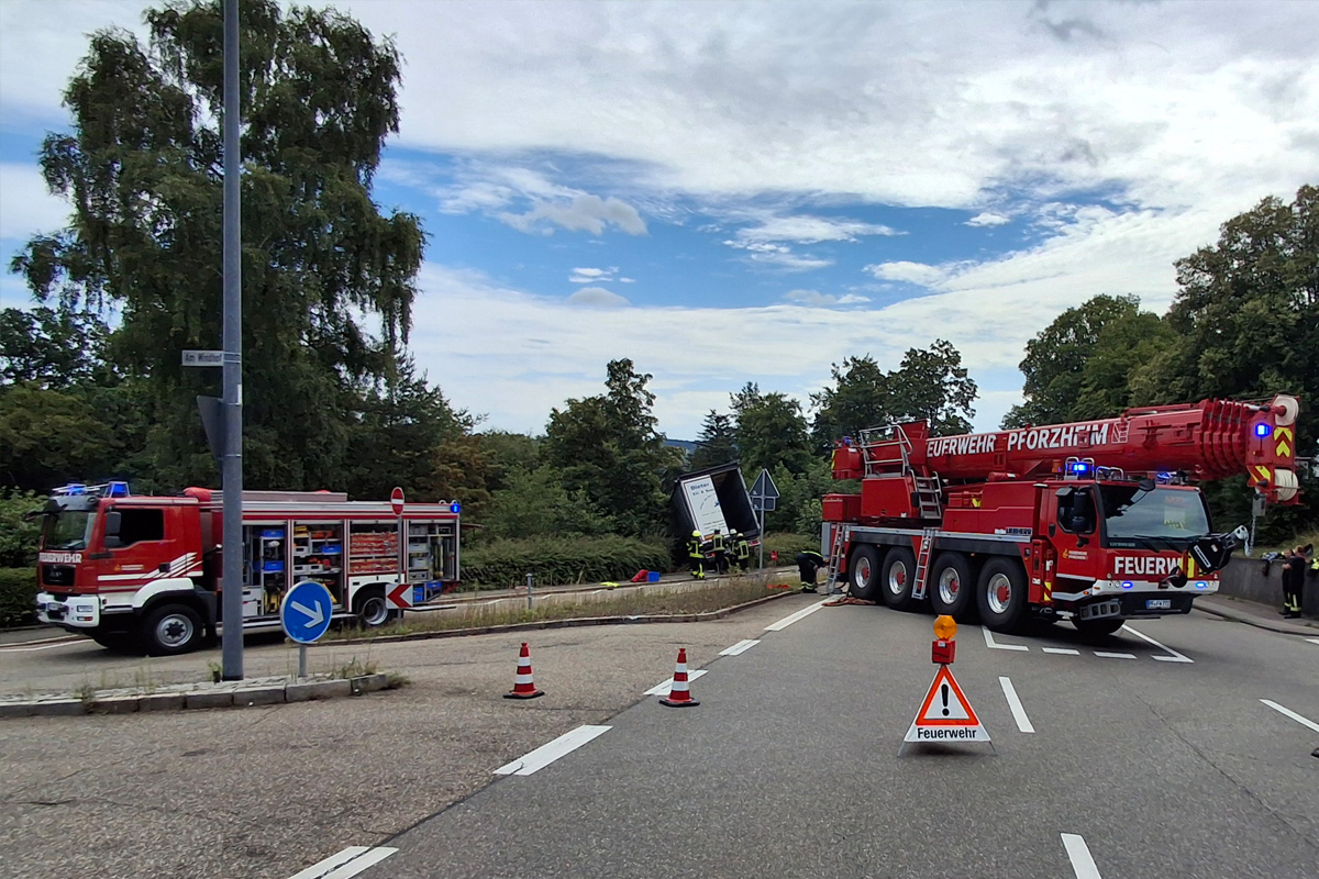 Calw BW – Lkw stürzt Böschung hinunter