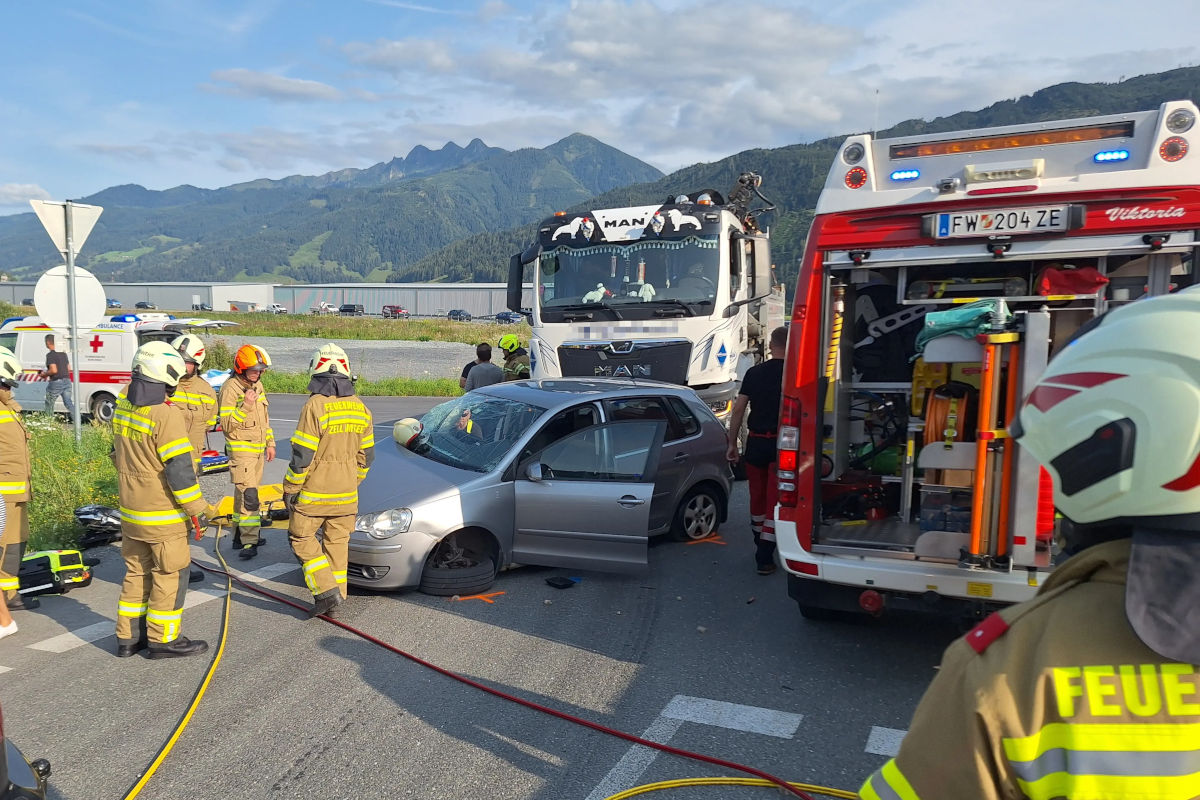 Zell am See S – Frau bei Unfall eingeklemmt