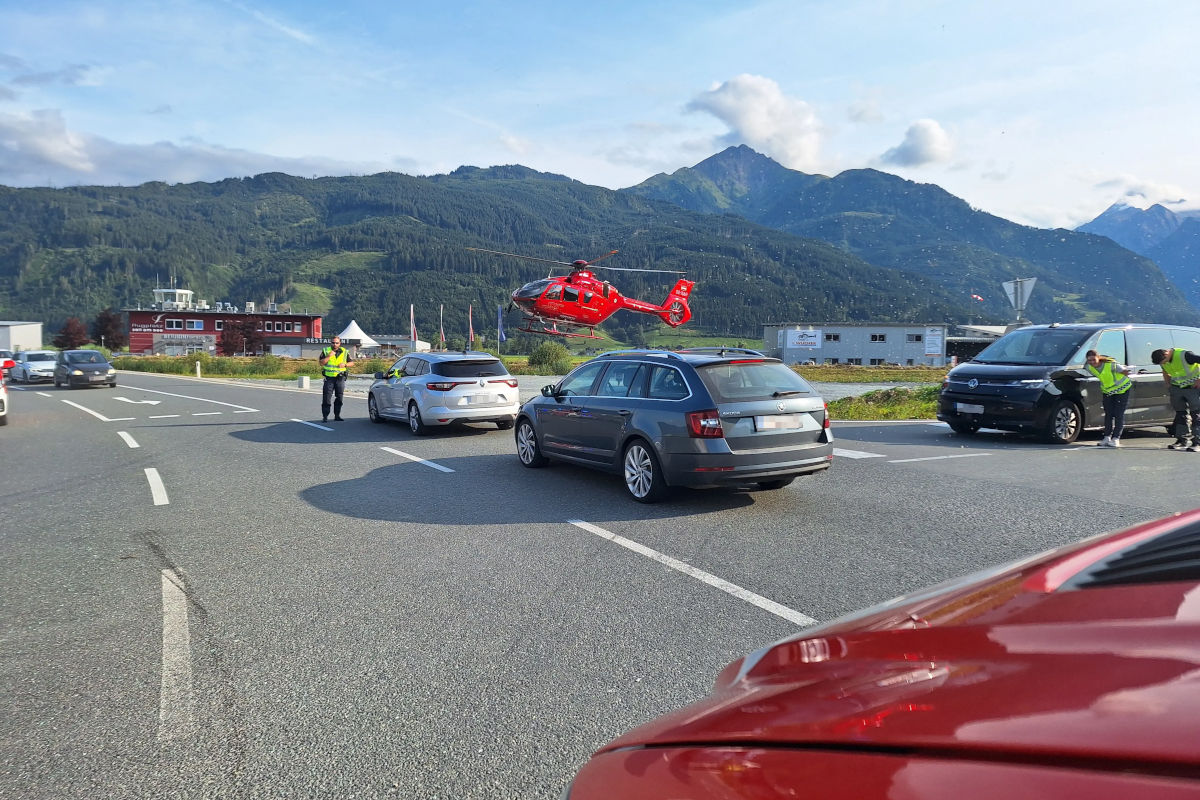 Zell am See S – Frau bei Unfall eingeklemmt