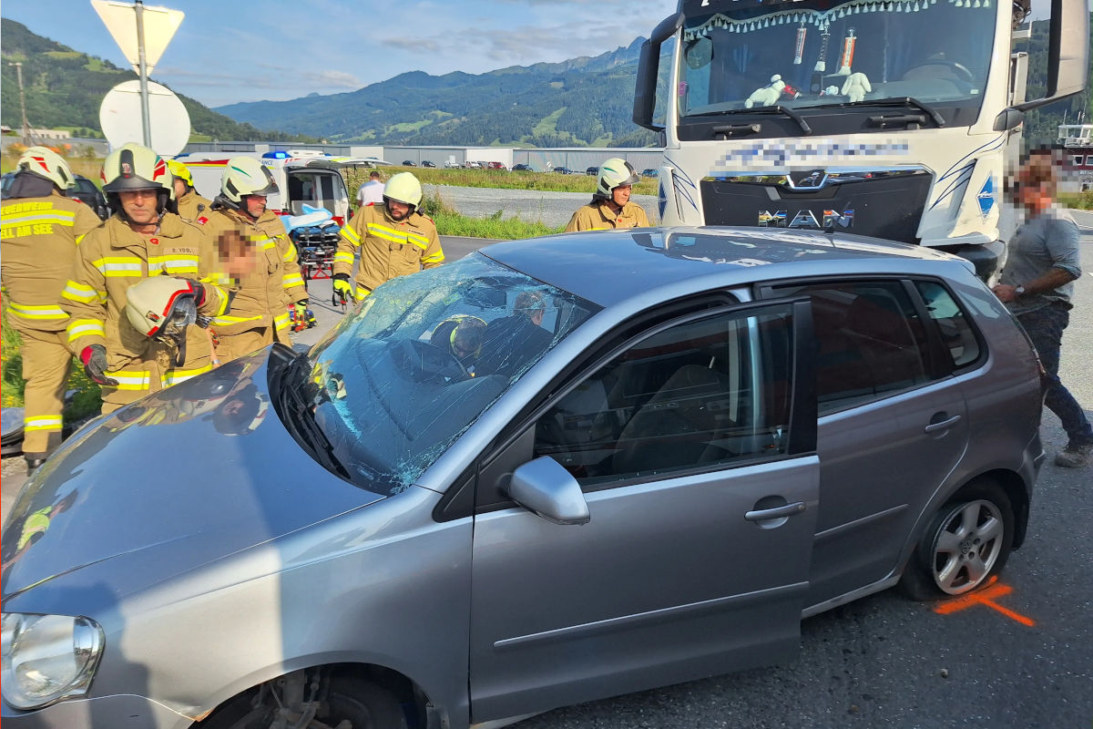 Zell am See S – Frau bei Unfall eingeklemmt