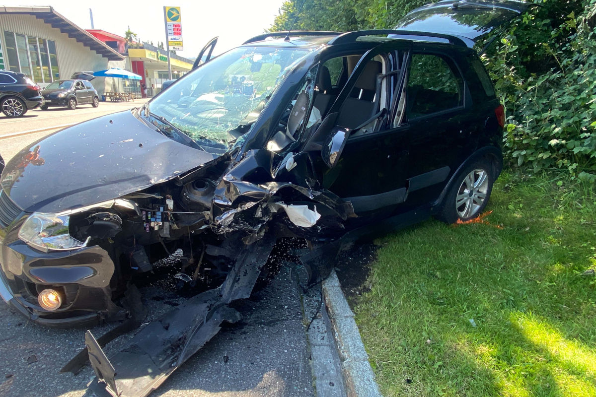 Menzigen ZG – Drei Verletzte nach heftigem Unfall